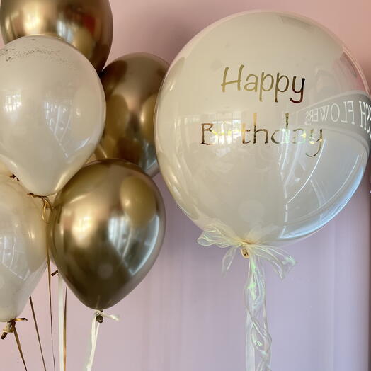 Gran globo de cristal Happy Birthday combinado con globos dorados y crema
