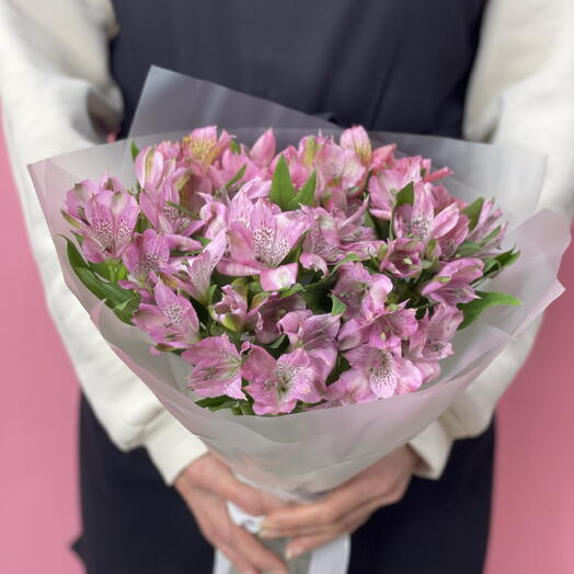 Романтичный букет розовых альстромерий