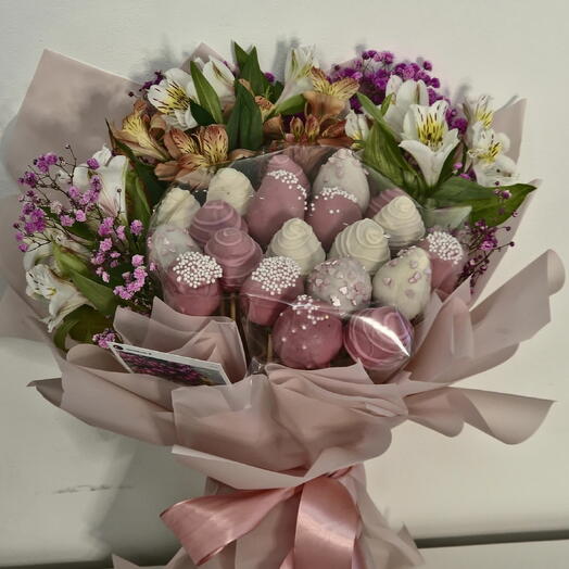 Букет из клубники в шоколаде с альстромерией "Пудровые мечты"