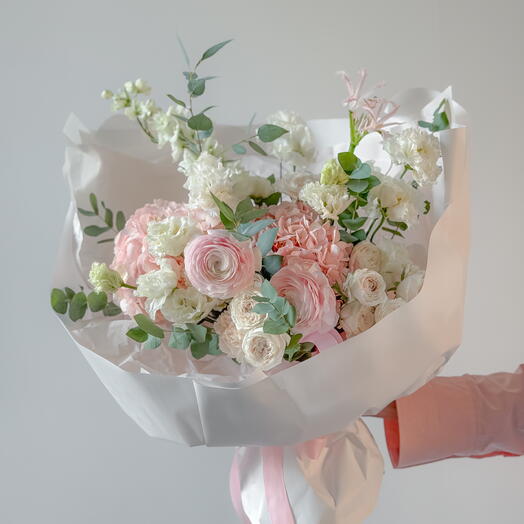 Нежный букет большого размера с гортензией и ранункулюсами