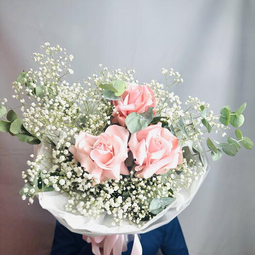 Нежный букет французских роз и гипсофилы