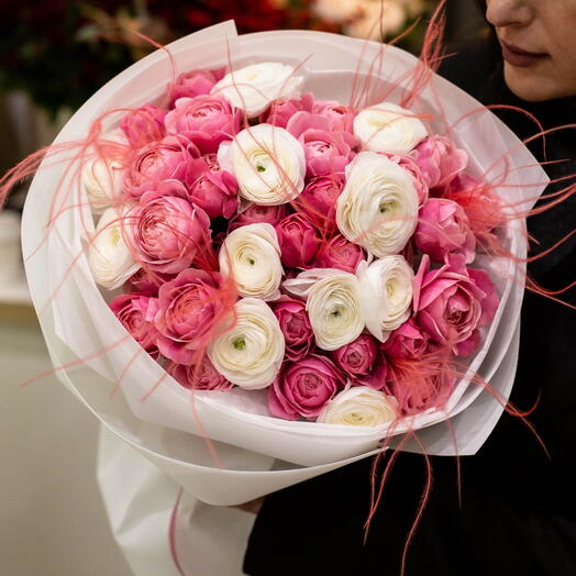 Um buquê de rosas peônia e ranúnculos