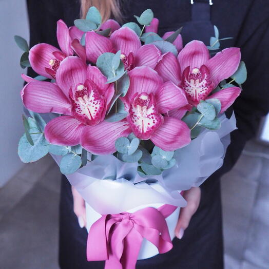 Орхидеи в коробке с эвкалиптом