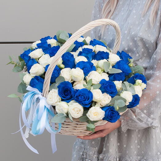 Корзина из синих роз и белых пионовидных кустовых роз Синеглазка