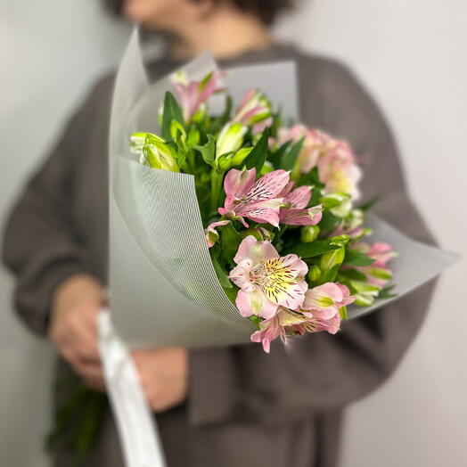 Нежный букет из бледно-розовых альстромерий