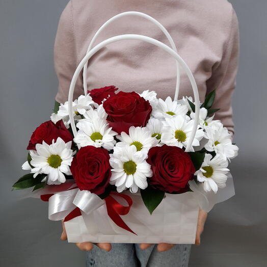 Троянди і хризантеми в сумочці