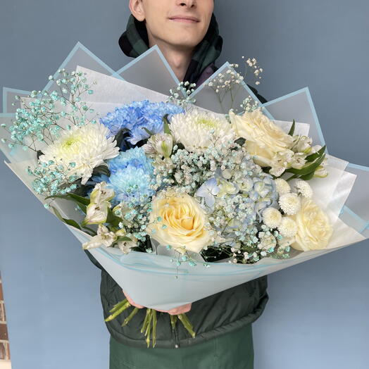 Пышный букет в бело-голубых тонах