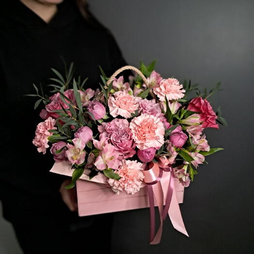 Стильный ящик с пионовидными розами, альстромериями и эвкалиптом маме