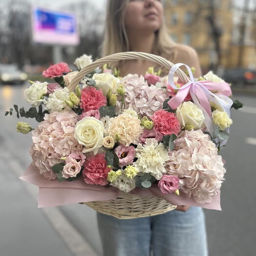 Корзина с нежными цветами