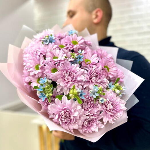 Авторский букет из двух видов хризантем и незабудки (оксипелатум)