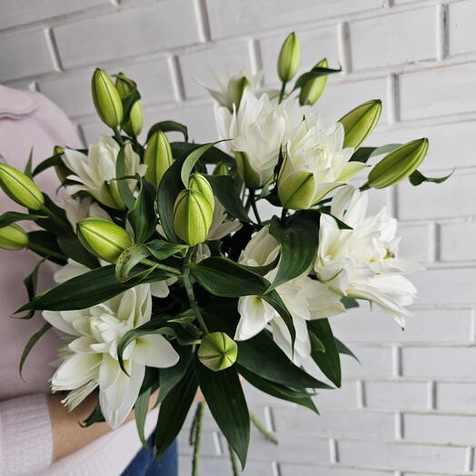 Букет из 5 махровые лилий на 8 марта