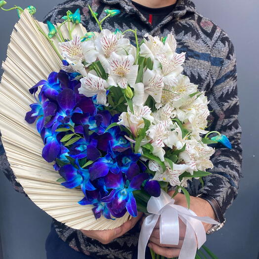 Букет из орхидеи с альстромерий лист пальма