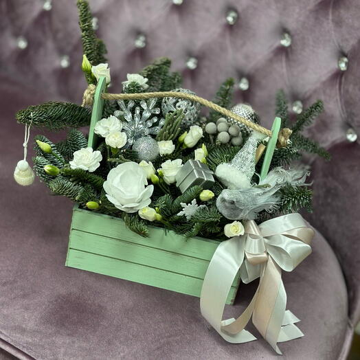 Новогодняя композиция в деревянном ящике