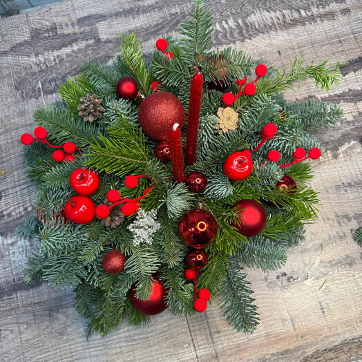 Настольная композиция в красном оформлении