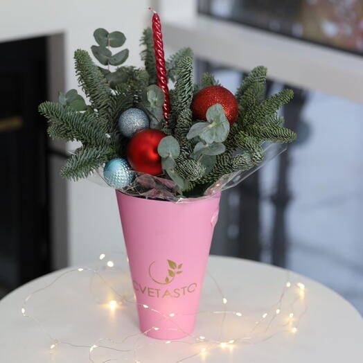 Новогодняя композиция с игрушками в стакане