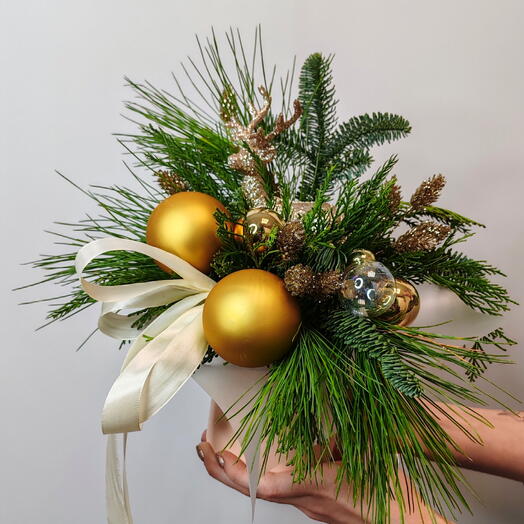 Датская ель, кедр и туя с игрушками и оленем