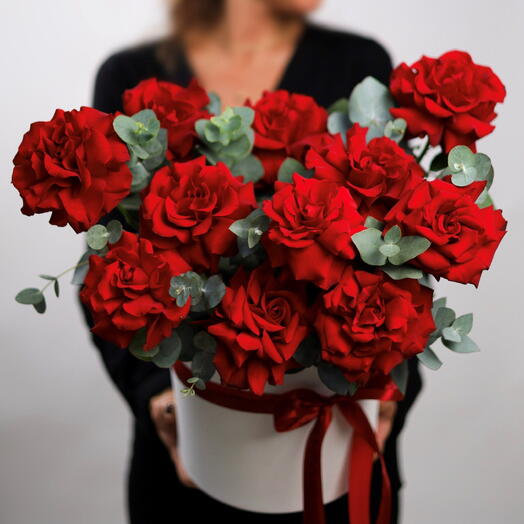 15 французских красных роз с зеленью в коробке