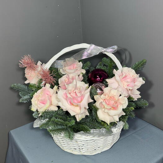 Зимняя корзина с французскими розами