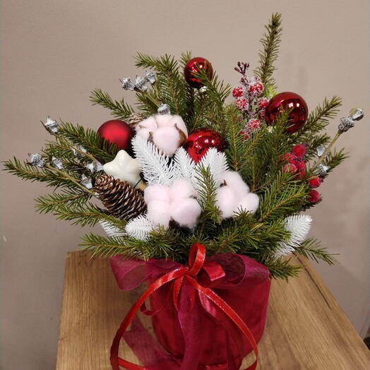 Композиция с ёлкой и хлопком