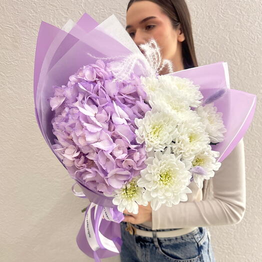 Букет дуо из гортензии и кустовых хризантем в стильной упаковке