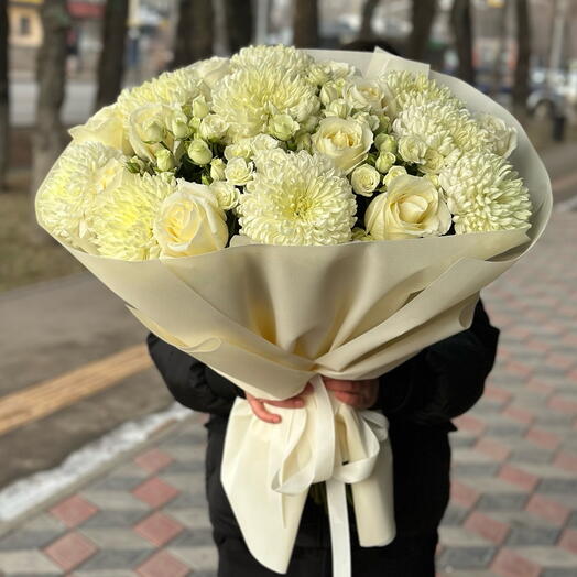 Белоснежный букет с хризантемой