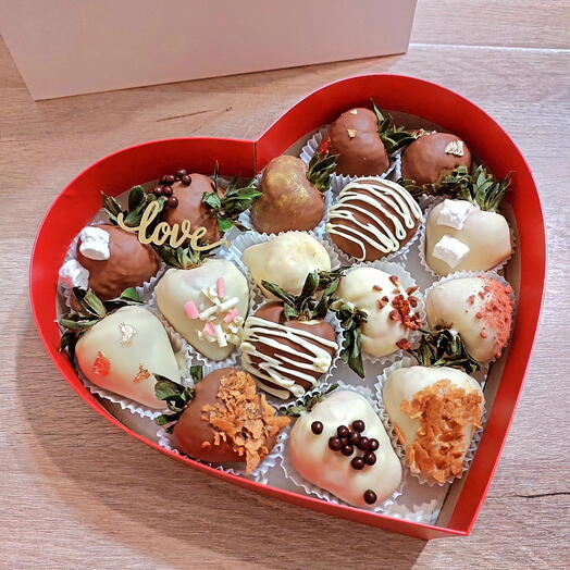 Клубника в бельгийском шоколаде love в коробке- сердце ️ ️️ размер М