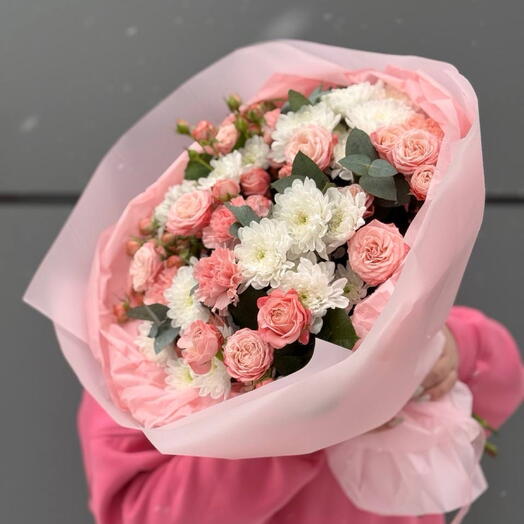 BOUQUET 051. Букет с кустовыми розами, диантусами, кустовыми хризантемами и эвкалиптом