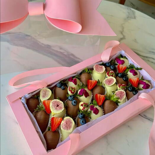 Коробка бант клубника в шоколаде callebaut
