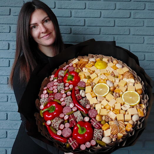 Мужской букет из колбасок и сыра