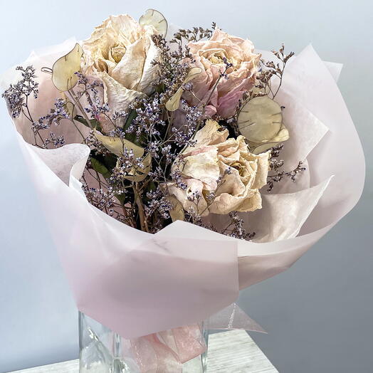 Gift bouquet of dried roses