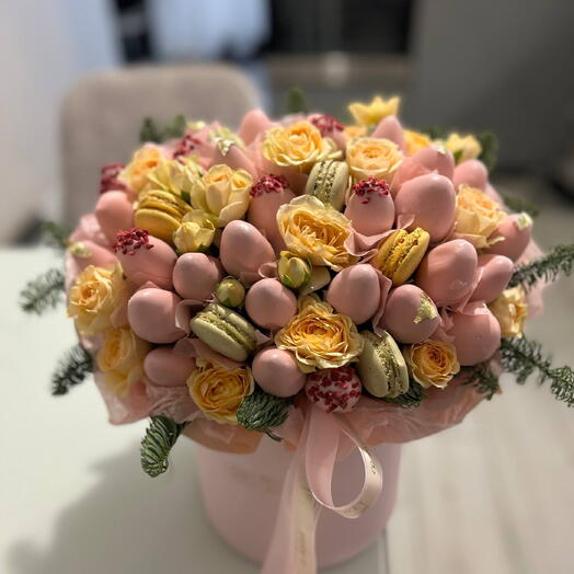 Нежная композиция из клубники в шоколаде