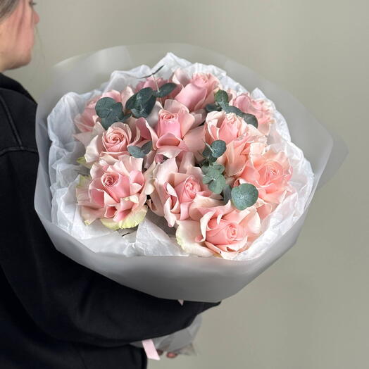 Нежный букет из 11 французских розовых роз и эвкалипта / 95 / Доставка Тюмень
