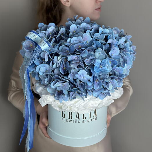 Яркая интерьерная композиция из искусственной гортензии