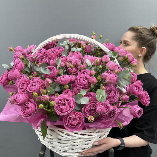 Корзина из кустовых пионовидных роз и эвкалипта