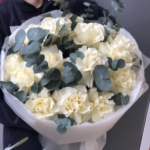 Букет из белых французских роз и эвкалипта