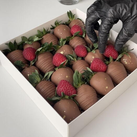 Клубника в шоколаде с малиной 🔥🫶