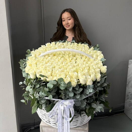 Шикарная корзина из белых  роз