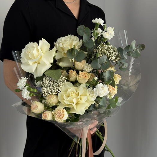 Букет Old money Medium — кустовые розы Summer rose, Роза французская белая, гвоздики и озотамнус