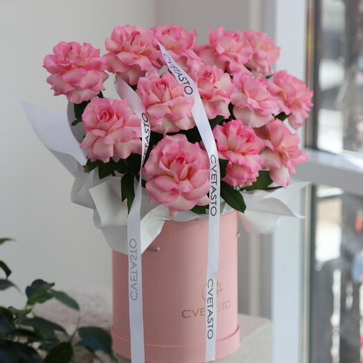 13 розовых вывернутых роз в коробке