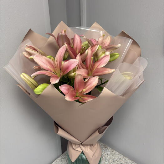 Букет из лилий без запаха в оформлении