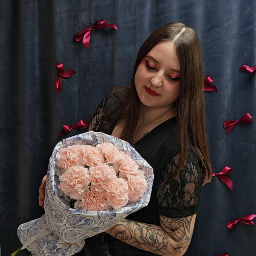 Моно букет из 9 диантусов в дизайнерской бумаге 💕