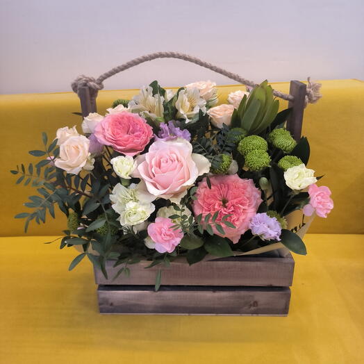Ящик с цветами Цветочная фабрика с розами альстромериями зеленью и диантусами