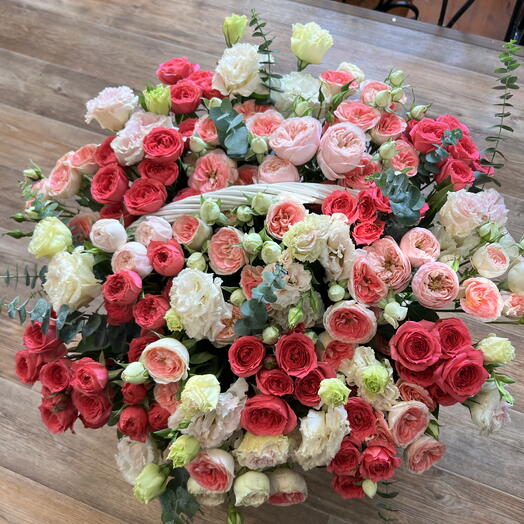 Корзина с кустовыми розами