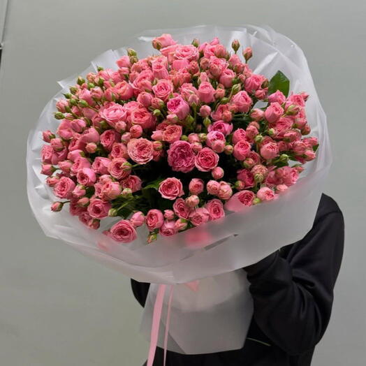 Пышный букет кустовых розовых роз