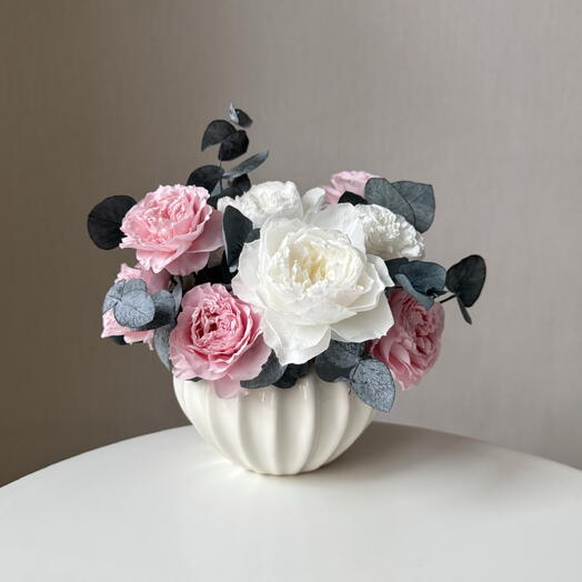 Композиция из 13 пионовидных стабилизированных роз