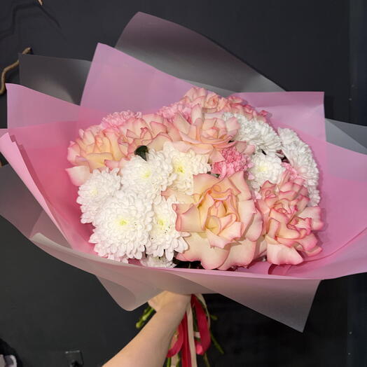 Пышный букет из роз и хризантем 🌸