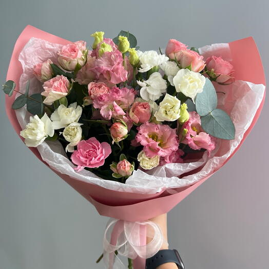 Букет из кустовой пионовидной розы, эустомы, эвкалипта и кустового диантуса