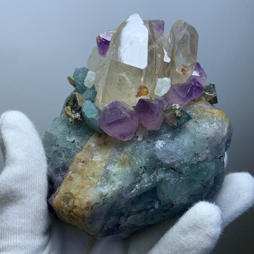 Композиция из камней и кристаллов Coolcrystals 082: аметист, апатит, пирит, гошенит, дымчатый кварц, флюорит