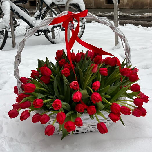 Розкішний подарунок: 101 червоний тюльпан у білому плетеному кошику / Кошик із 101 червоним тюльпаном