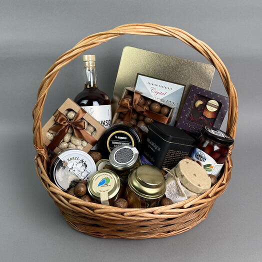 Мужская вип корзина с ароматным кофе,мясом лося,шоколадом,пастой и маслинами